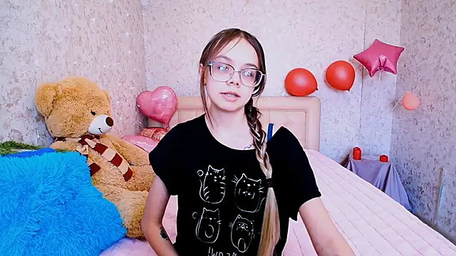 Snapshot of LolliStrawberry chatting on 03-21-26, 08:19 LolliStrawberry online show from 03-21-26, 08:19