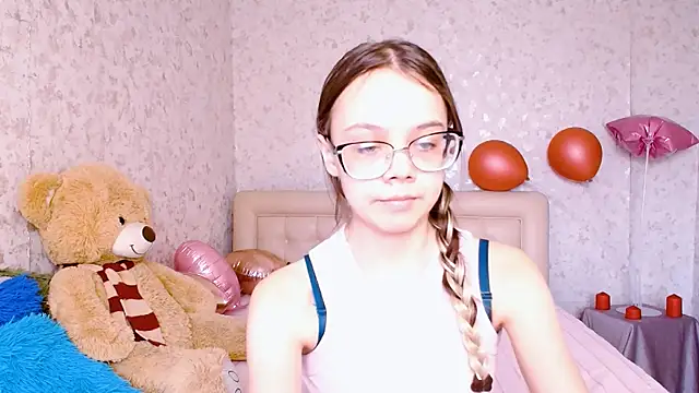 Snapshot of LolliStrawberry chatting on 03-25-26, 02:17 LolliStrawberry online show from 03-25-26, 02:17