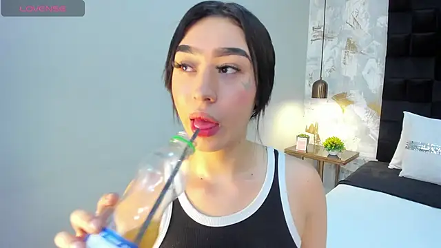 emily clarkk  online show from 03-04-26, 07:53