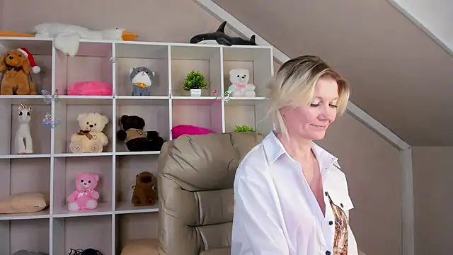 Julie Lucas online show from 03-04-26, 03:12