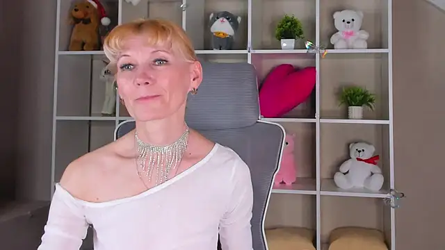 Julie Lucas online show from 04-06-26, 04:46