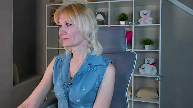 Julie Lucas online show from 04-10-26, 12:38