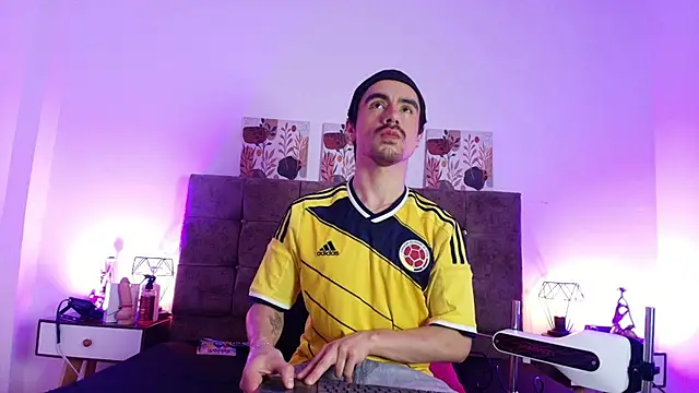 Ethan Briggs  online show from 06-18-26, 03:40
