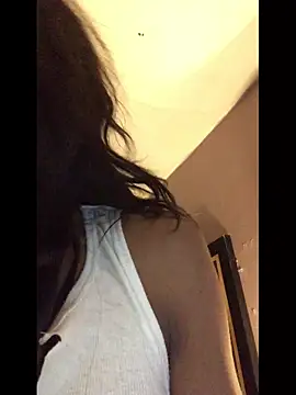 Snapshot of dianagonewild chatting on 03-21-26, 02:05 dianagonewild online show from 03-21-26, 02:05