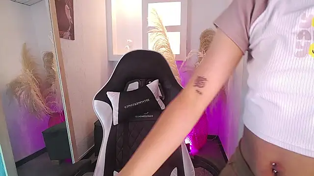 Snapshot of melodyy_as chatting on 03-16-26, 01:26 melodyy as online show from 03-16-26, 01:26