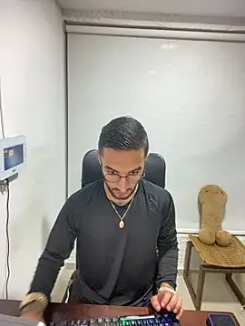 Snapshot of juanlouis_pierre chatting on 02-13-26, 11:45 juanlouis pierre online show from 02-13-26, 11:45