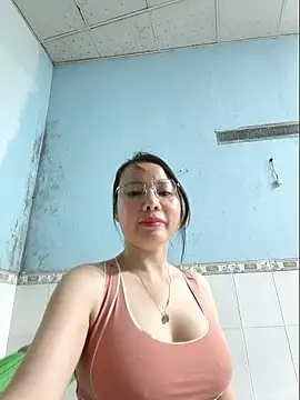 Snapshot of Famrita chatting on 03-23-26, 12:31 Famrita online show from 03-23-26, 12:31