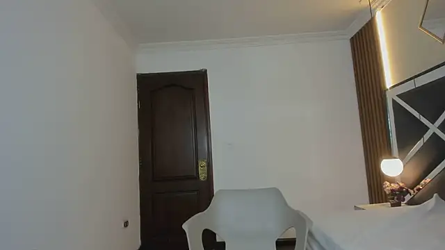 Snapshot of Ambarross_ chatting on 02-13-26, 02:02 Ambarross online show from 02-13-26, 02:02