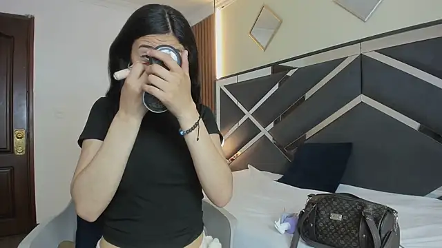 Snapshot of Ambarross_ chatting on 02-18-26, 01:29 Ambarross online show from 02-18-26, 01:29