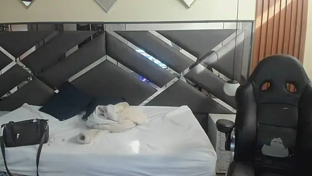 Snapshot of Ambarross_ chatting on 03-21-26, 12:43 Ambarross online show from 03-21-26, 12:43