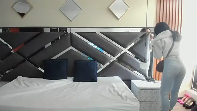 Snapshot of Ambarross_ chatting on 03-22-26, 12:19 Ambarross online show from 03-22-26, 12:19