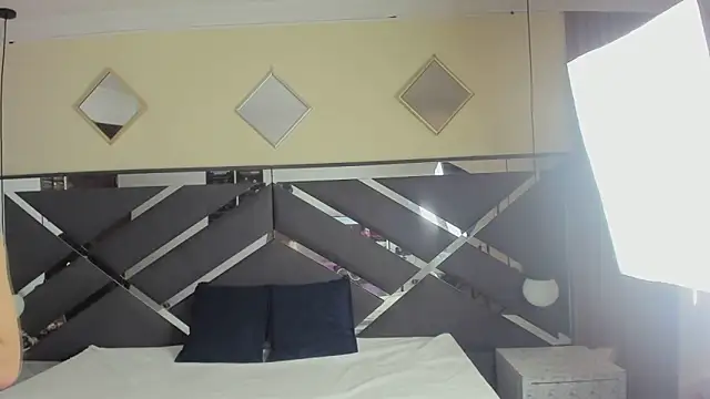 Snapshot of Ambarross_ chatting on 03-25-26, 01:28 Ambarross online show from 03-25-26, 01:28