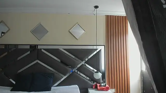 Snapshot of Ambarross_ chatting on 03-27-26, 01:33 Ambarross online show from 03-27-26, 01:33