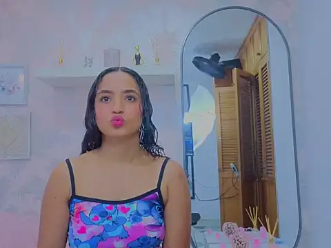 Snapshot of Emma_Thompssonn chatting on 02-21-26, 12:17 Emma Thompssonn online show from 02-21-26, 12:17