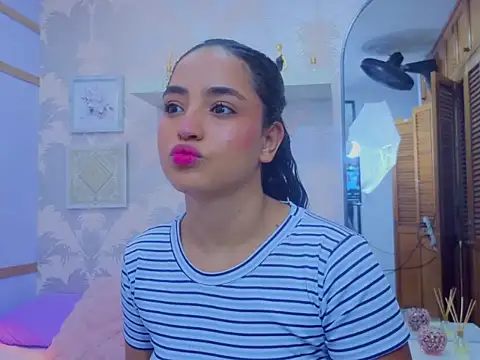 Snapshot of Emma_Thompssonn chatting on 03-09-26, 11:47 Emma Thompssonn online show from 03-09-26, 11:47