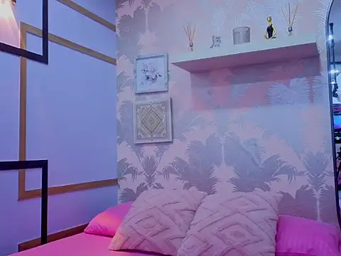 Snapshot of Emma_Thompssonn chatting on 03-26-26, 12:00 Emma Thompssonn online show from 03-26-26, 12:00