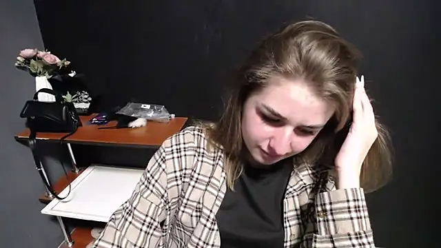 Sunny siren online show from 05-12-26, 01:08