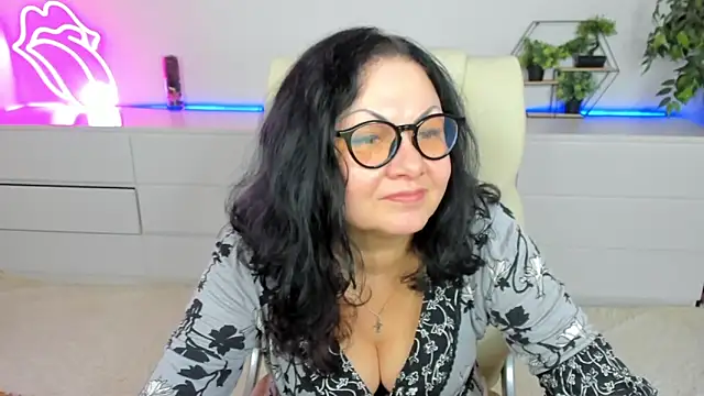 Snapshot of IrissMoon chatting on 02-16-26, 06:42 IrissMoon online show from 02-16-26, 06:42