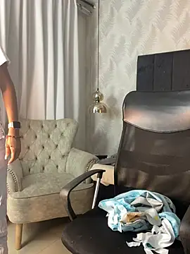 Auri   online show from 06-19-26, 11:25