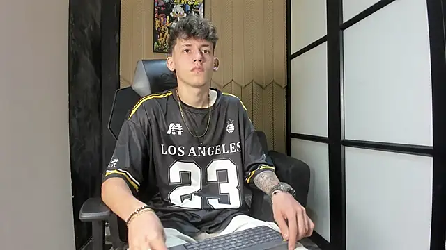 Snapshot of mikebenefleck_01 chatting on 02-07-26, 12:20 mikebenefleck 01 online show from 02-07-26, 12:20