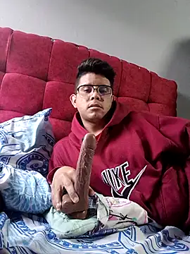 Snapshot of ClarkAndBruno chatting on 04-05-26, 10:40 ClarkAndBruno online show from 04-05-26, 10:40