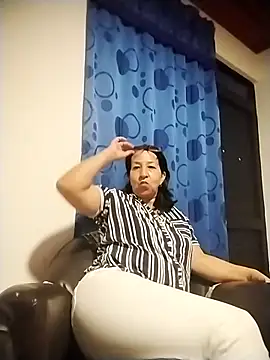 Snapshot of RosseLaure chatting on 05-28-26, 11:02 RosseLaure online show from 05-28-26, 11:02