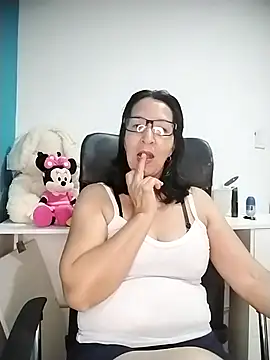Snapshot of RosseLaure chatting on 05-30-26, 02:30 RosseLaure online show from 05-30-26, 02:30
