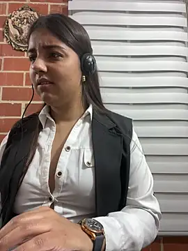 Snapshot of A-uroora chatting on 02-19-26, 07:48 A-uroora online show from 02-19-26, 07:48