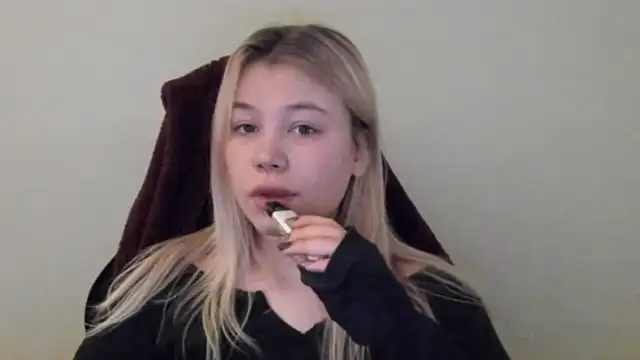 Snapshot of Lulu_Di chatting on 02-12-26, 11:22 Lulu Di online show from 02-12-26, 11:22