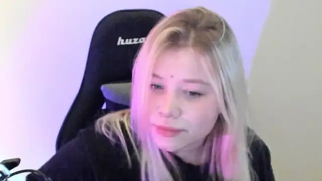 Snapshot of Lulu_Di chatting on 02-20-26, 06:26 Lulu Di online show from 02-20-26, 06:26