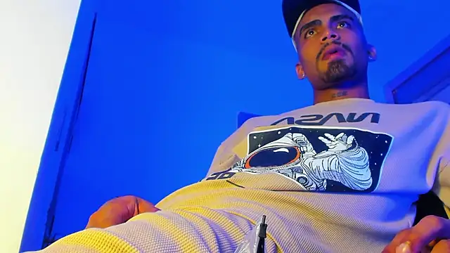 Snapshot of Rpoolrboy chatting on 03-18-26, 08:17 Rpoolrboy online show from 03-18-26, 08:17