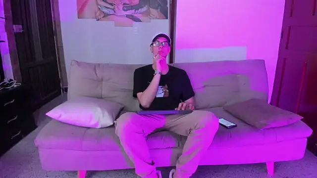 Snapshot of Vlad__night chatting on 02-27-26, 03:28 Vlad night online show from 02-27-26, 03:28