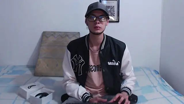 Snapshot of Vlad__night chatting on 03-19-26, 03:32 Vlad night online show from 03-19-26, 03:32