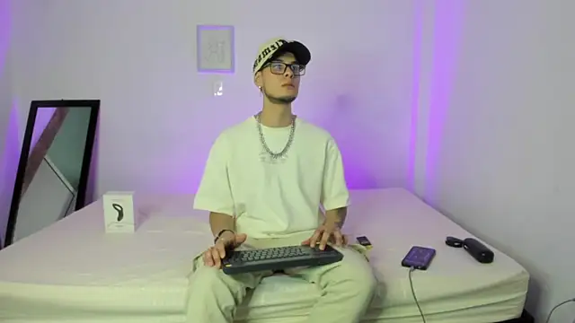 Snapshot of Vlad__night chatting on 03-20-26, 03:55 Vlad night online show from 03-20-26, 03:55