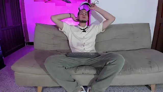 Snapshot of Vlad__night chatting on 03-21-26, 03:33 Vlad night online show from 03-21-26, 03:33