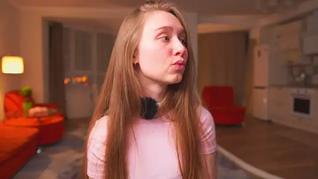 Snapshot of SharaNewbern chatting on 03-27-26, 04:07 SharaNewbern online show from 03-27-26, 04:07