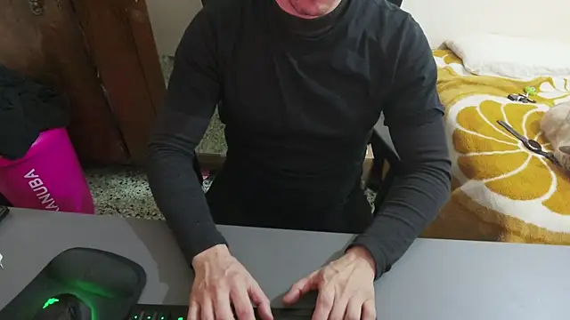 Snapshot of Daniiiel13 chatting on 02-05-26, 08:46 Daniiiel13 online show from 02-05-26, 08:46