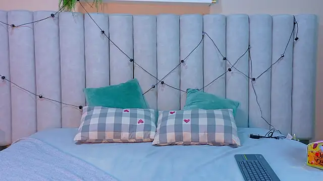 AnnieRouse   online show from 02-08-26, 11:46