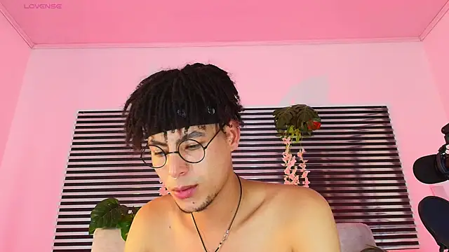 ThiiagoSaeenz online show from 06-06-26, 03:44