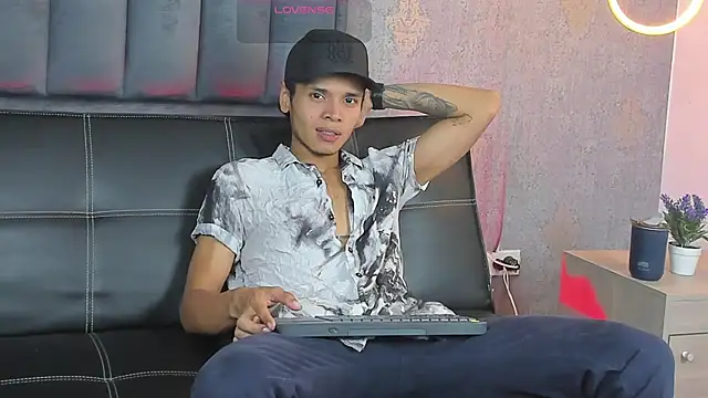 Alejandroo Montenegro online show from 03-18-26, 01:42