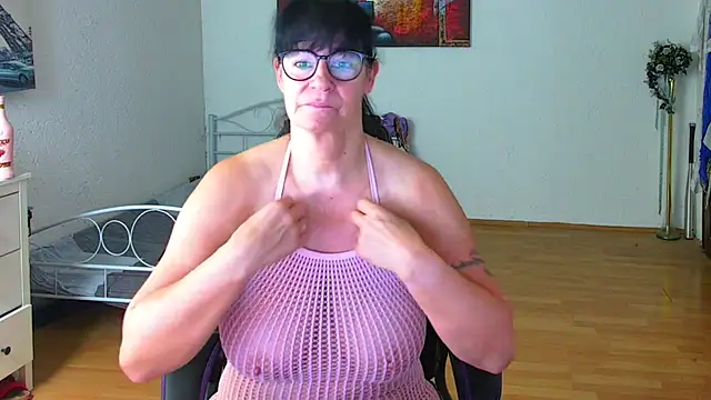 Snapshot of Sylly chatting on 04-04-26, 06:55 Sylly online show from 04-04-26, 06:55