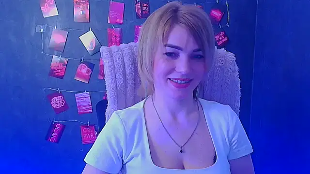Snapshot of CuttieEmma chatting on 03-11-26, 12:44 CuttieEmma online show from 03-11-26, 12:44