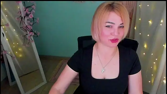 Snapshot of CuttieEmma chatting on 06-17-26, 01:56 CuttieEmma online show from 06-17-26, 01:56