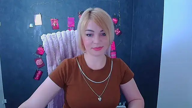 Snapshot of CuttieEmma chatting on 06-20-26, 01:03 CuttieEmma online show from 06-20-26, 01:03
