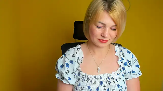 Snapshot of CuttieEmma chatting on 07-17-26, 05:58 CuttieEmma online show from 07-17-26, 05:58