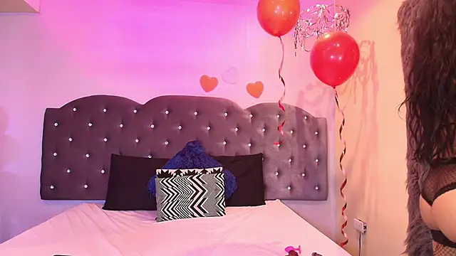 Snapshot of Lara_pons chatting on 02-19-26, 02:02 Lara pons online show from 02-19-26, 02:02