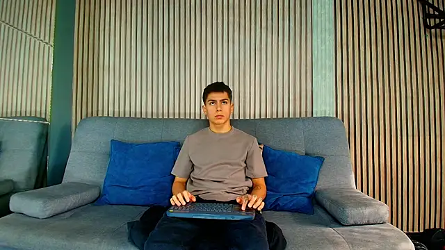 Snapshot of Aron_pulse chatting on 02-12-26, 01:17 Aron pulse online show from 02-12-26, 01:17