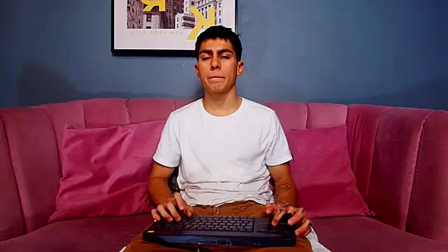 Snapshot of Aron_pulse chatting on 02-17-26, 01:18 Aron pulse online show from 02-17-26, 01:18