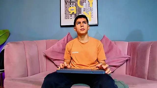 Snapshot of Aron_pulse chatting on 03-03-26, 01:17 Aron pulse online show from 03-03-26, 01:17