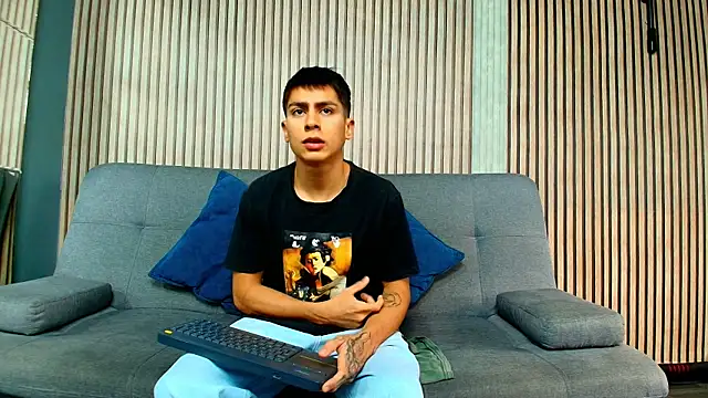 Snapshot of Aron_pulse chatting on 03-04-26, 01:28 Aron pulse online show from 03-04-26, 01:28